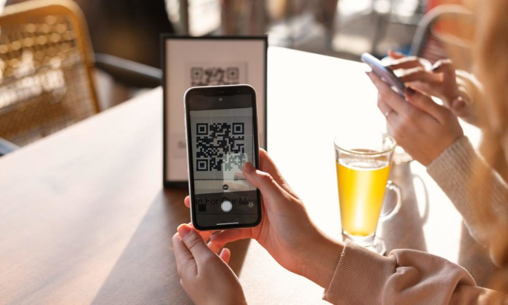 Cliente escanea un código QR para dejar sus opiniones en Google. / Autor: Freepik