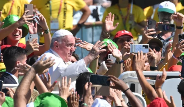 El papa Francisco saluda desde el papamóvil a su llegada a un encuentro con voluntarios de la Jornada Mundial de la Juventud en Alges, Portugal, el 6 de agosto de 2023.