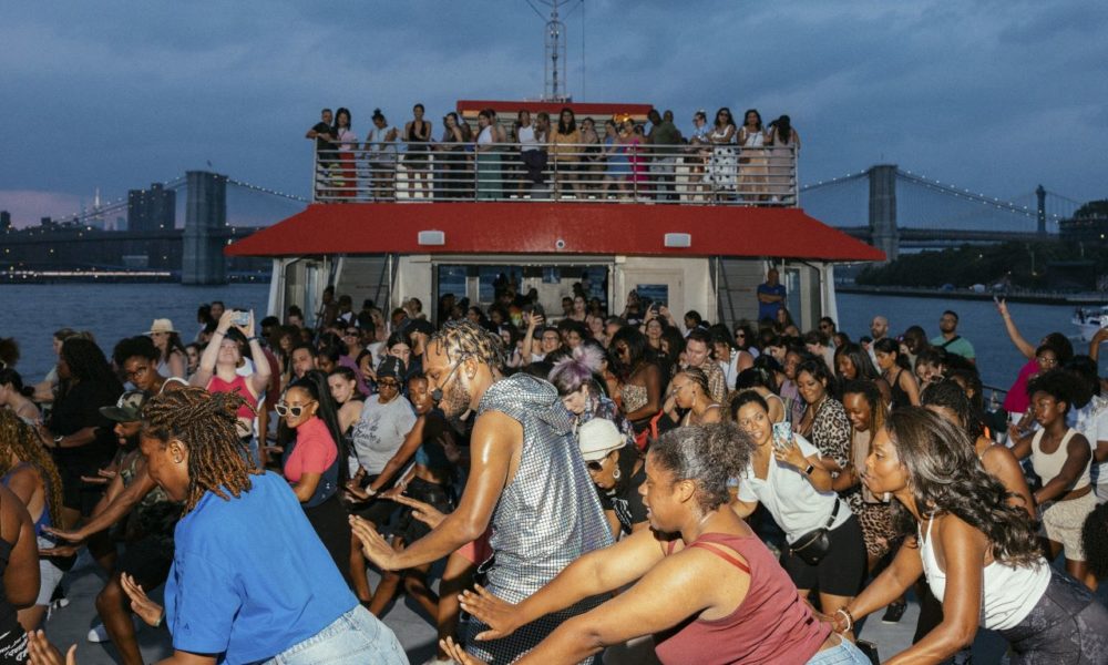 Pasajeros a bordo de un crucero Circle Line aprendiendo la coreografía del concierto Renaissance de Beyoncé. DeSean McClinton-Holland/The New York Times
