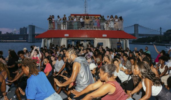 Pasajeros a bordo de un crucero Circle Line aprendiendo la coreografía del concierto Renaissance de Beyoncé. DeSean McClinton-Holland/The New York Times