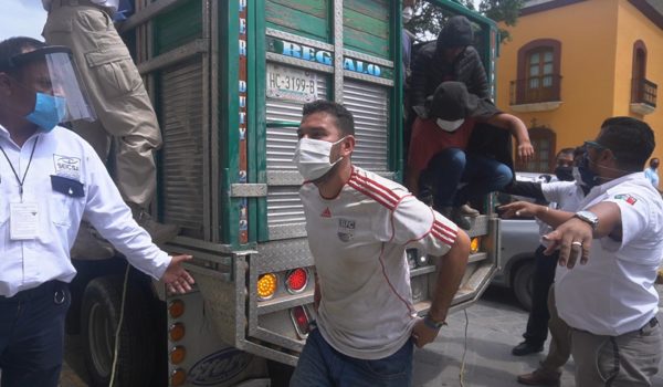 Detienen a dos sujetos por transportar a 36 indocumentados al norte de México