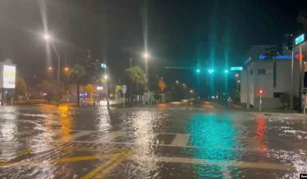 Vista de una calle semi inundada ante la cercanía del huracán Idalia en St Pete Beach, Florida, el 30 de agosto de 2023
