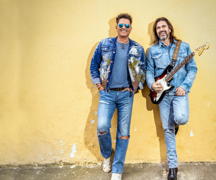 Fotografía cedida hoy por Frankie Jazz que muestra a los cantautores colombianos Carlos Vives (i) y Juanes durante una sesión fotográfica en Bogotá (Colombia). EFE/Frankie Jazz