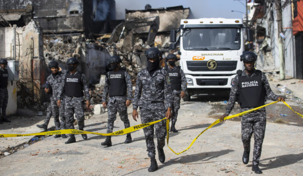 Familiares de los desaparecidos tras una explosión en una ciudad dominicana piden agilizar la búsqueda