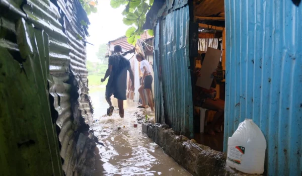 Casas de gente pobre inundadas por la tormenta tropical Franklin a lo largo del río Ozama, en el vecindario de Gualey en Santo Domingo, República Dominicana, el 23 de agosto de 2023.