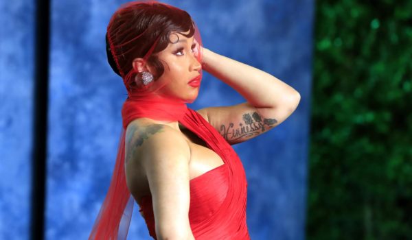 El micrófono que Cardi B arrojó durante un concierto es subastado por casi 100.000 dólares