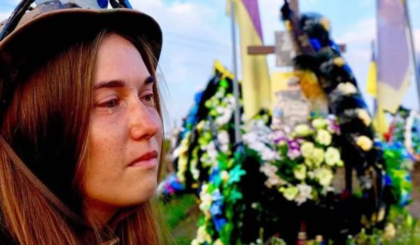 Darren Conway/BBC Tras perder a su esposo, Oksana decidió sumarse a las filas del ejército ucraniano para continuar lo que él "comenzó".