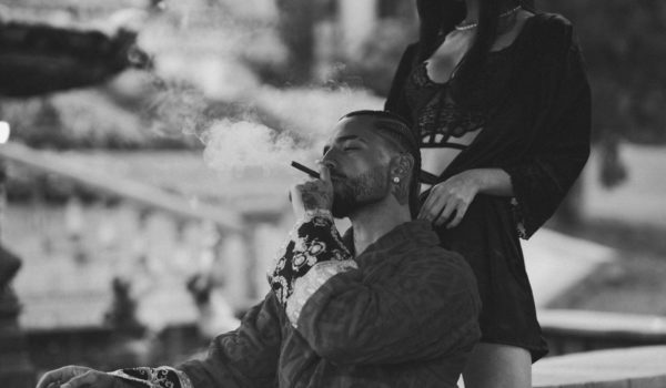 Maluma se inspira en Batman, Hefner y Bond para dar vida a su versión de «Don Juan»