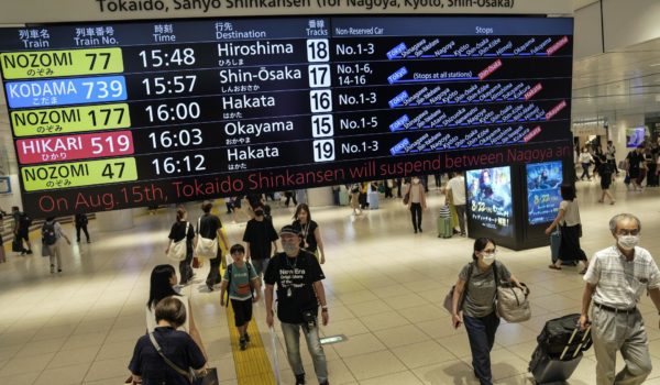 Trenes y vuelos cancelados en Japón por la llegada de un tifón en pleno período vacacional