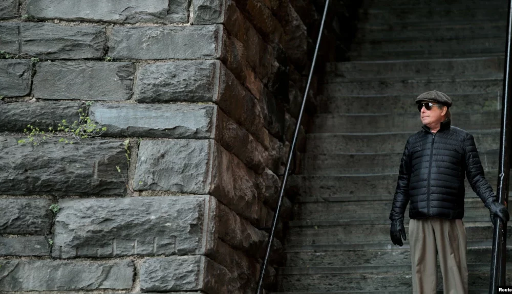 FOTO DE ARCHIVO: El director William Friedkin asiste a un recorrido a pie por Georgetown que se centró en algunos de los lugares de rodaje de "El Exorcista", en Washington DC. REUTERS/Carlos Barria