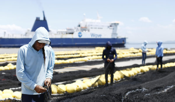 El Salvador oficializa las operaciones del ferri de carga con destino a Costa Rica