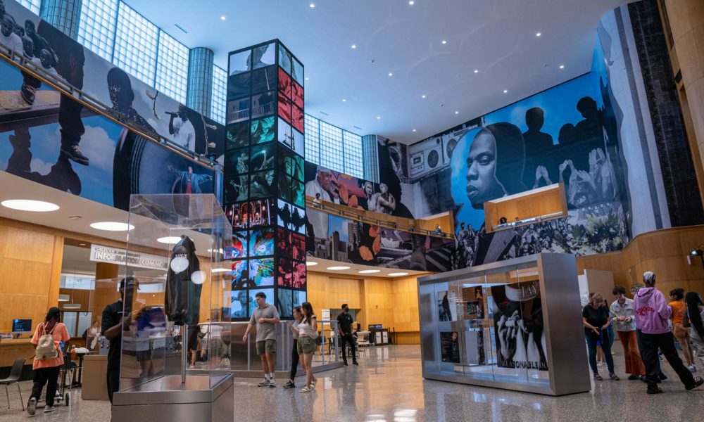 Varias personas visitan la exposición "The Book of Hov", que resalta la vida y obra del rapero Jay-Z, exhibida gratis en la Biblioteca Pública de Brooklyn, el 8 de agosto de 2023, en Nueva York (EE.UU). EFE/ Ángel Colmenares
