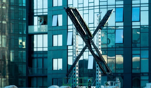 Un letrero de "X" casi completo en la parte superior de la sede de la compañía, anteriormente conocida como Twitter, en el centro de San Francisco, el viernes 28 de julio de 2023.