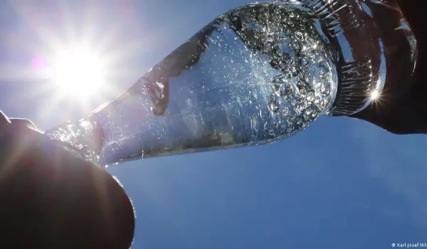 El cuerpo necesita agua porque piede alrededor de dos litros diarios