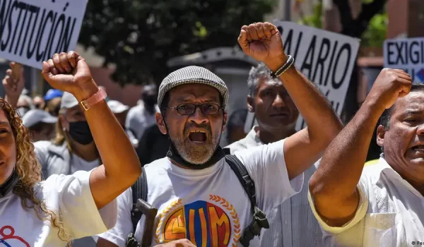 Los seis condenados habían sido arrestados tras participar en manifestaciones sociales el año pasado. (Archivo/ Trabajadores de la salud protestan en Caracas el 01.05.2022)