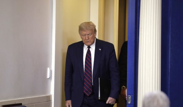Una franco-canadiense es condenada a casi 22 años por mandar una carta envenenada a Trump