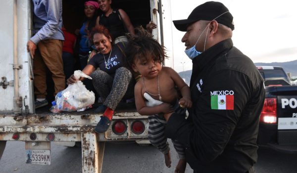 México halla a 231 migrantes de Guatemala y El Salvador hacinados en un tráiler