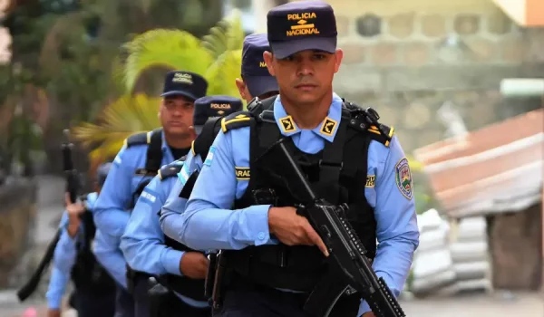 Agentes de la Policía Nacional ejecutaron la orden de arresto en la ciudad de La Ceiba, en el Caribe de Honduras.