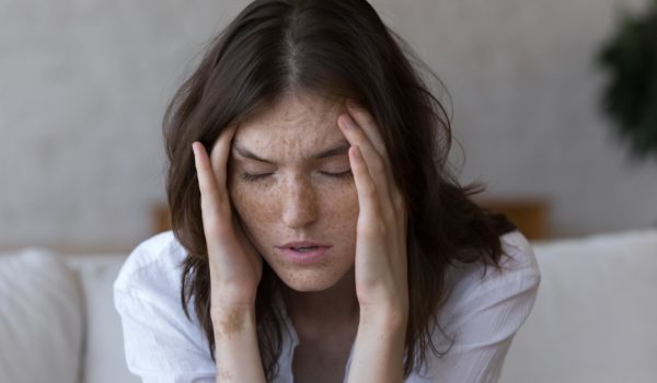 Getty Images Para las mujeres de entre 18 y 49 años, la migraña es la principal causa de discapacidad en el mundo.