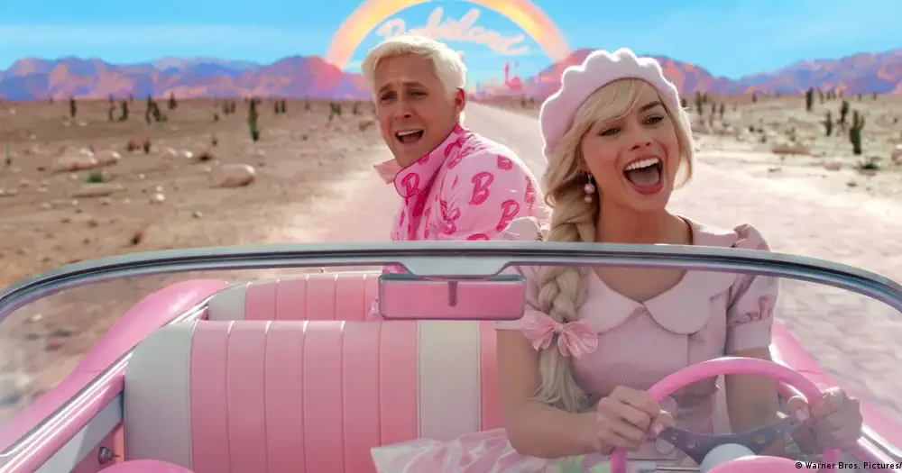 Escena del film "Barbie", de Greta Gerwig: Barbie (Margot Robbie) y Ken (Ryan Gosling) se disponen a viajar hacia el mundo real