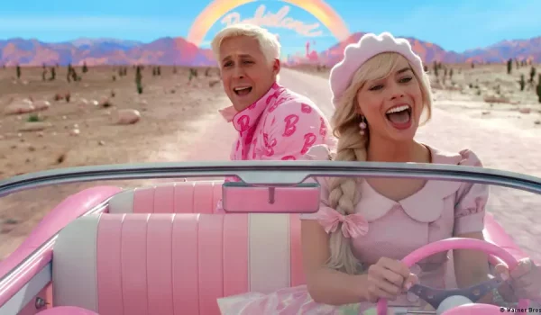 Escena del film "Barbie", de Greta Gerwig: Barbie (Margot Robbie) y Ken (Ryan Gosling) se disponen a viajar hacia el mundo real