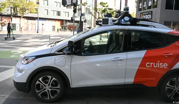 Los "robotaxis" de Cruise y Waymo ya circulan por las calles de San Francisco.