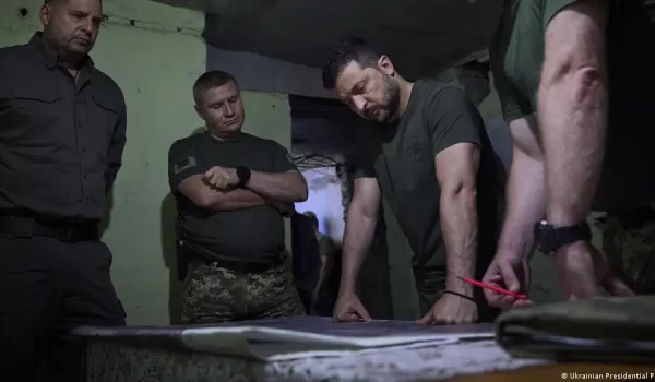 El presidente ucraniano Volodymyr Zelenskyy durante su visita al cuartel general cerca de Soledar, región de Donetsk, Ucrania, el pasado lunes 14 de agosto de 2023. (Imagen de referencia)
