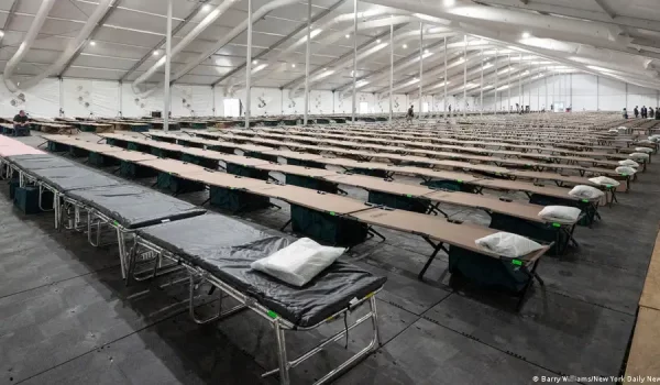 Las carpas comenzaron a recibir a los primeros 300 inmigrantes que estaban en albergues transitorios.I