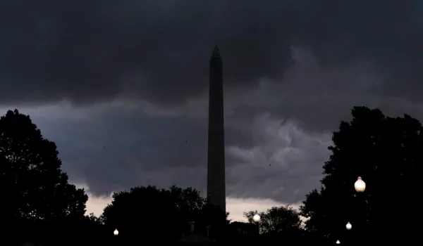 Nubes de tormenta sobre el monumento a Washington el lunes 7 de agosto de 2023 en Washington, D.C., EEUU.