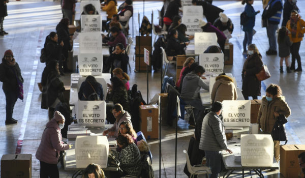 Ecuador aprueba repetir las elecciones legislativas en el exterior de forma presencial