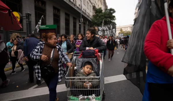 Manifestantes desfilan en Buenos Aires en demanda de empleos, beneficios sociales para los desempleados y otras medidas del gobierno para soportar la inflación, el 24 de agosto de 2023.
