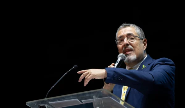 ARCHIVO - Bernardo Arévalo, candidato presidencial del Movimiento Semilla, durante su acto de cierre de la campaña electoral en la plaza de la Constitución de la Ciudad de Guatemala, el 16 de agosto de 2023.