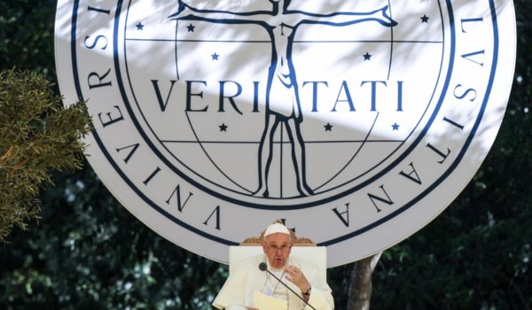 El papa afirma en Lisboa que existe «la urgencia dramática de ocuparse del medio ambiente»