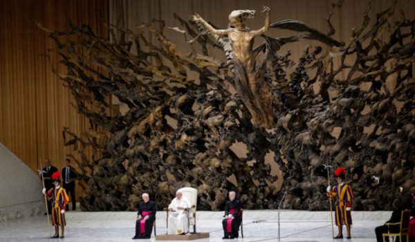 El papa dice que rezó por la paz en Fátima y pide a los «grandes» escuchar a los jóvenes
