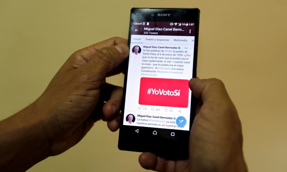 Fotografía de archivo de un hombre que muestra la pantalla de su móvil con un hashtag relativo a política. EFE/Ernesto Mastrascusa