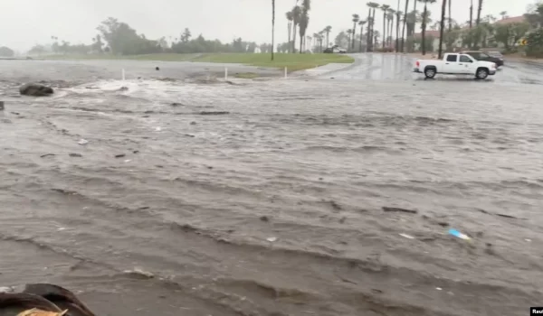 Una inundación en Palm Springs, California, provocada por las lluvias de la tormenta tropical Hilary el 20 de agost