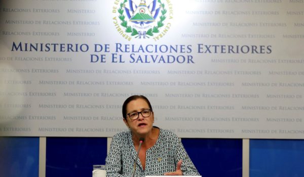 La canciller salvadoreña y el secretario de Seguridad Nacional de EE.UU. abordan la migración