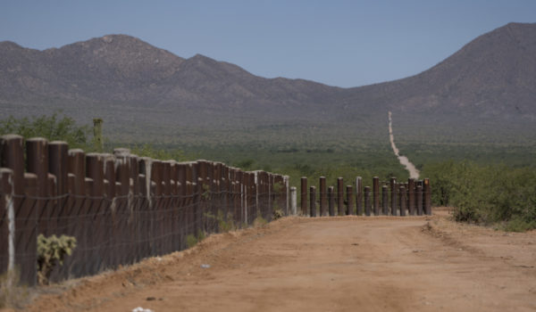 La cerca en la frontera entre Estados Unidos y México en la Nación Tohono O'odham cerca de Sells, Arizona. Rebecca Noble/The New York Times