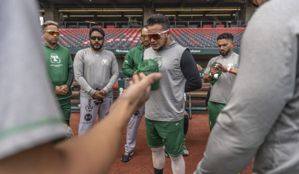 Jugadores profesionales de béisbol de las Olmecas de Tabasco rezan juntos antes de un juego en la Ciudad de México. Alejandro Cegarra/The New York Times