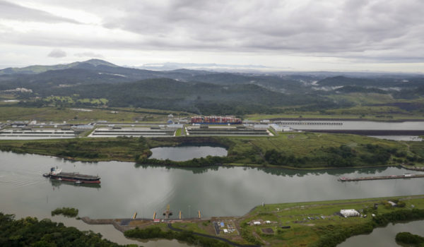 Canal de Panamá gestiona su «peor crisis» al operar con menos agua