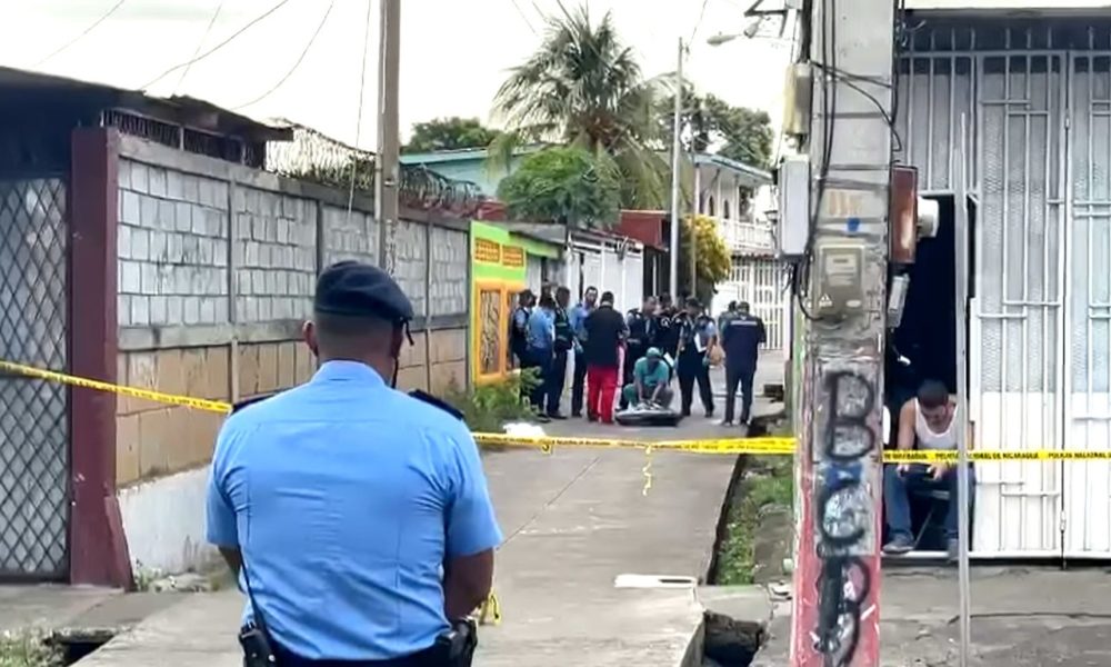 Peritos policiales y personal del IML,, hacen el levantamiento del cadáver de Felton Elry López Morales. LA PRENSA/Captura de video/Redes sociales