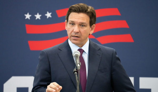 Ron DeSantis pronuncia comentarios en el Prep Partners Group en Rochester, New Hampshire. David Degner/The New York Times