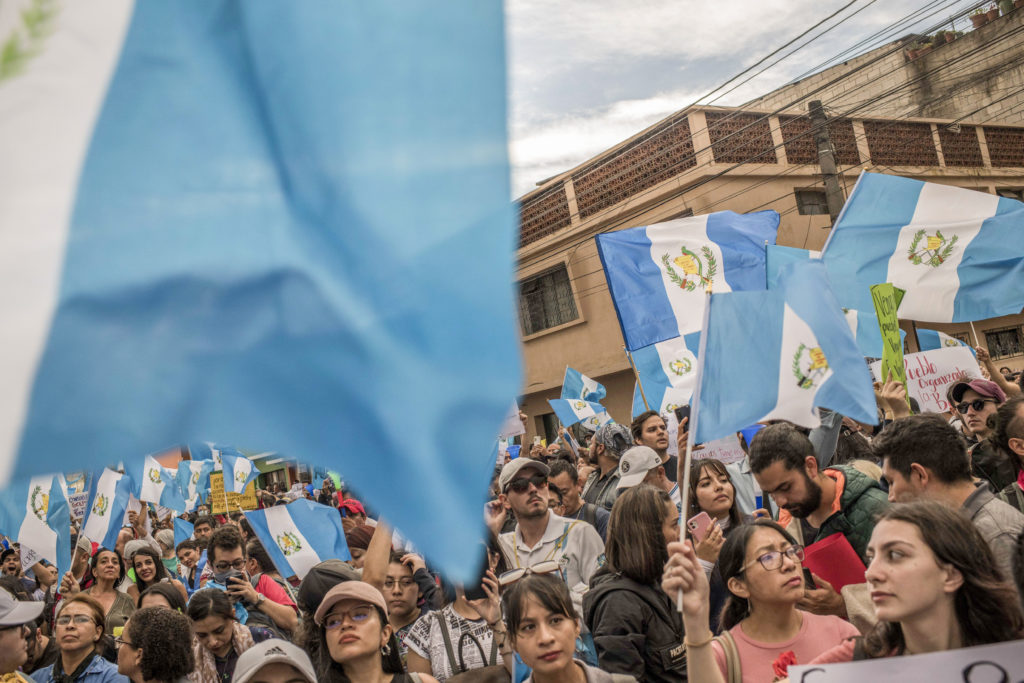 Una protesta por el intento del fiscal de un sistema judicial de excluir al candidato presidencial Bernardo Arévalo. Daniele Volpe/The New York Times