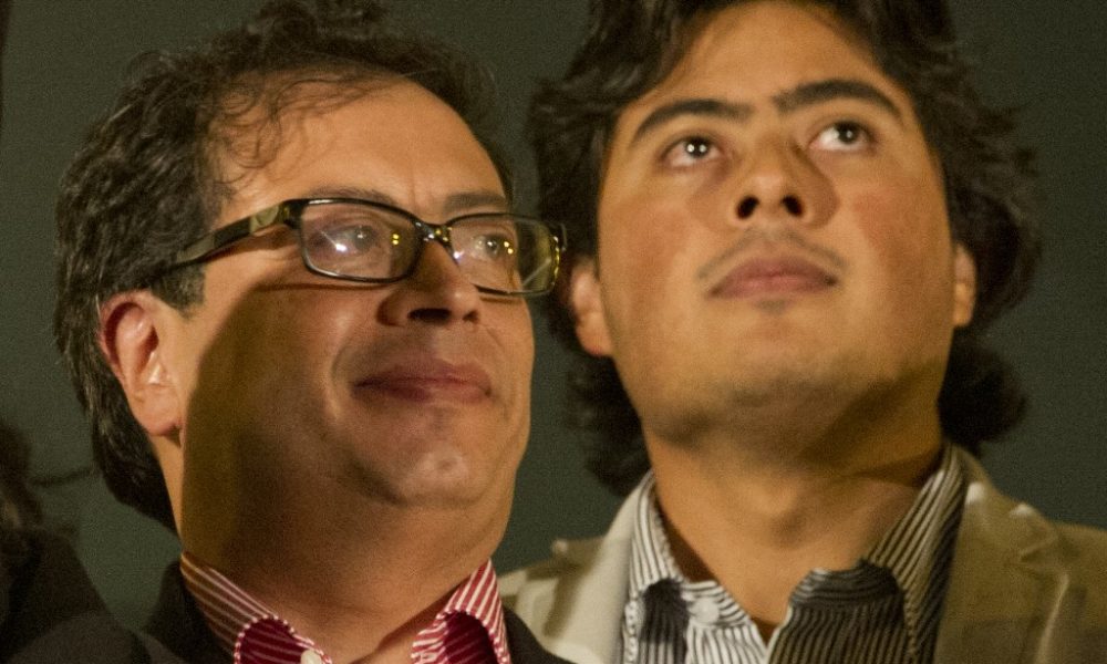 Gustavo Petro con su hijo mayor (derecha) Nicolás Petro en una foto de 2014. LA PRENSA/AFP