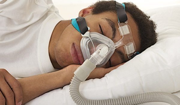 La apnea del sueño reduce el oxígeno en la sangre, y aumenta los riesgos cardiacos
