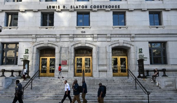Oficiales de seguridad afuera del Palacio de Justicia Lewis R. Slaton en Atlanta. Kenny Holston/The New York Times