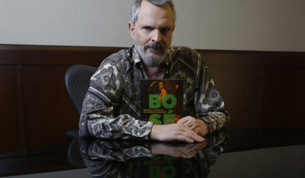 Miguel Bosé confirma que 10 sujetos armados lo asaltaron en su casa en Ciudad de México