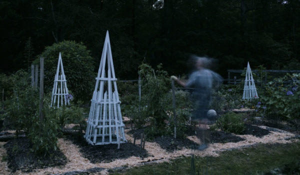 Daryln Brewer Hoffstot cuida su jardín al atardecer en Ligonier, Pensilvania. Kristian Thacker/The New York Times
