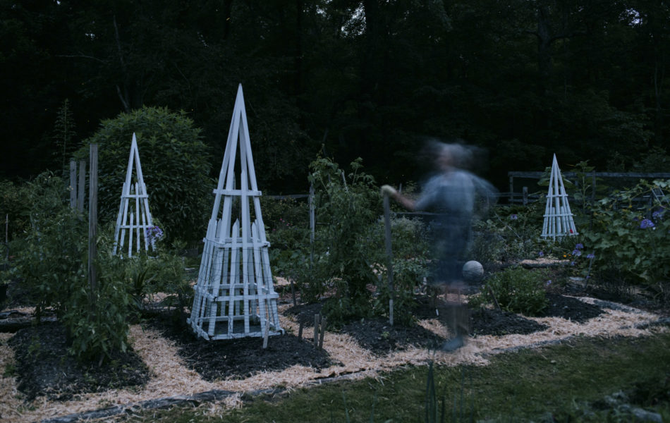 Daryln Brewer Hoffstot cuida su jardín al atardecer en Ligonier, Pensilvania. Kristian Thacker/The New York Times