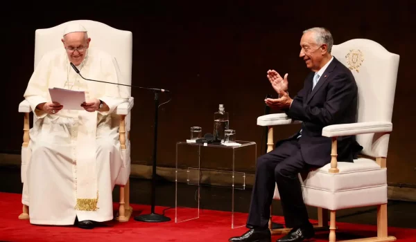 El Papa Francisco en el Centro Cultural de Belém en Portugal este miércoles 2 de agosto junto al presidente portugués Marcelo Rebelo de Sousa. Crédito: Daniel Ibáñez/ACI Prensa.